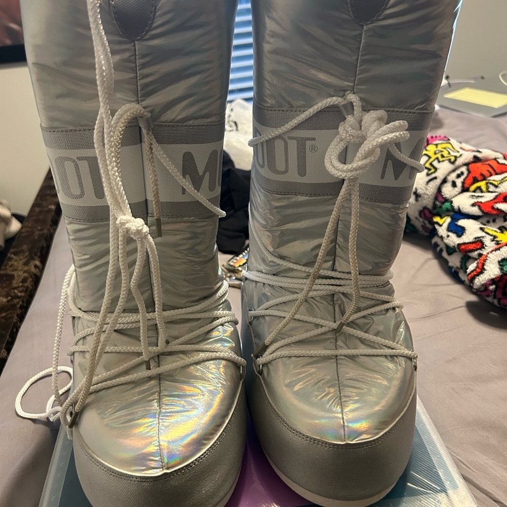 Reflective iridescent moonboots